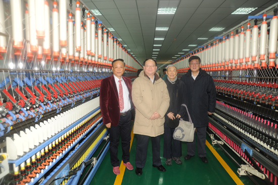 中國工程院院士姚穆（左三）、中國紡織工業聯合會副會長高勇（左二）、中國紡織機械器材工業協會理事長王樹田（右一）與同和公司崔桂生董事長（左一）在同和鑒定會設備測試現場