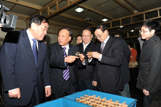 中國紡織工業(yè)聯(lián)合會(huì)王天凱會(huì)長、高勇副會(huì)長、徐文英副會(huì)長視察同和公司，并與崔桂生董事長親切交流